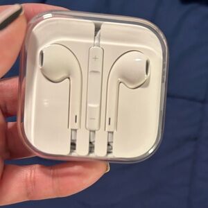 APPLE • White Apple Ear Buds w/ Mic  • 3.5mm